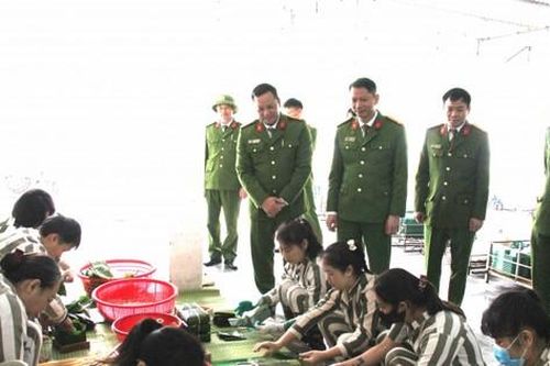 Thăm, động viên các phạm nhân cải tạo tốt để sớm về với gia đình