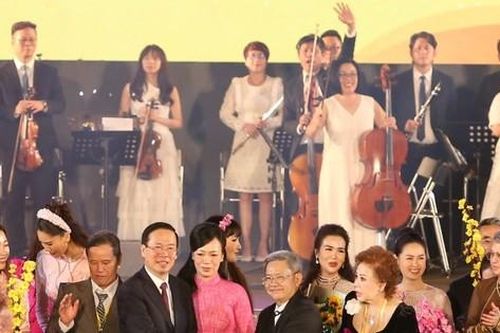 Chủ tịch nước cùng Phu nhân đón Xuân ấm áp cùng hàng nghìn kiều bào