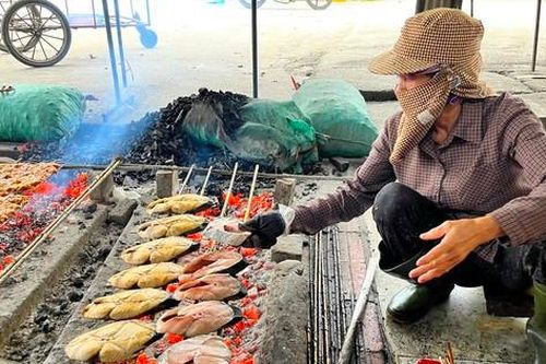 Làng nướng cá xứ Nghệ đỏ lửa liên tục phục vụ Tết