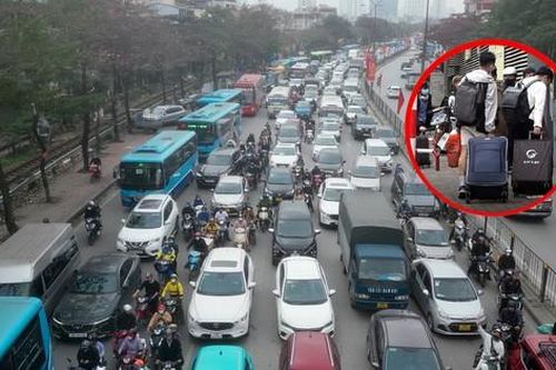 Dòng người đổ về quê nghỉ Tết, cửa ngõ Thủ đô ùn tắc