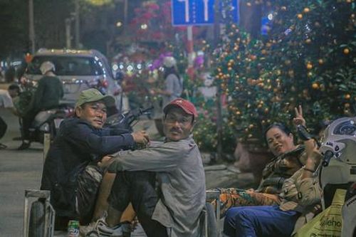 Cảnh 'màn trời chiếu đất' mưu sinh của các tiểu thương Đà Nẵng