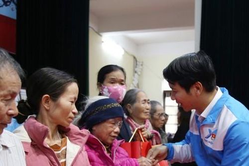Bí thư Thường trực T.Ư Đoàn Nguyễn Ngọc Lương thăm, tặng quà Tết người dân tại Thanh Hóa
