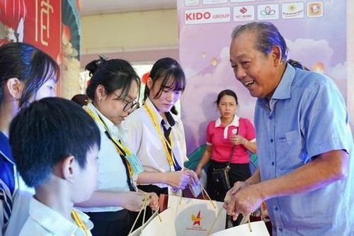 Trao xuân yêu thương cho 3.000 em nhỏ khó khăn