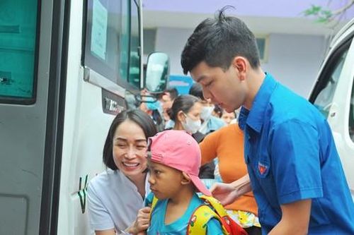 Tổ chức 7 chuyến xe yêu thương đưa bệnh nhân từ Huế về quê ăn Tết