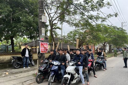 Bắt tạm giam nhiều thanh thiếu niên mang theo hung khí chạy trên đường phố