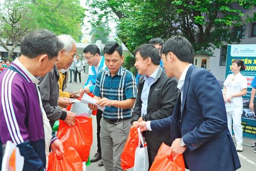 Chuyến xe yêu thương đưa bệnh nhân về quê ăn tết