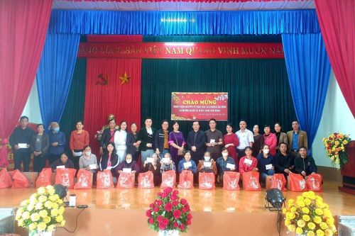 Báo Công lý đồng hành cùng doanh nghiệp trao tặng quà dịp Tết Nguyên đán Giáp Thìn 2024