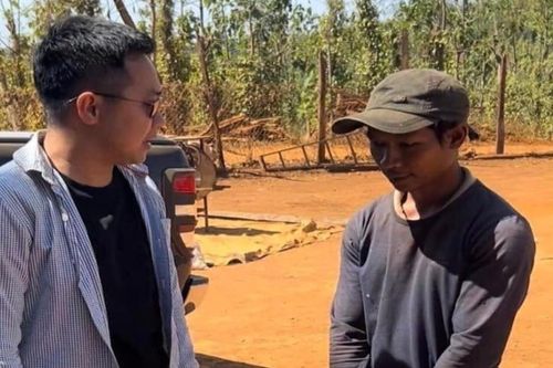 Va hỏng ô tô, thanh niên không bị bắt đền còn được chủ xe tặng tiền, quần áo