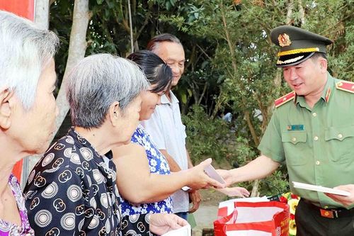 Thiếu tướng Đinh Văn Nơi tặng quà Tết cho người dân ở TP Cần Thơ