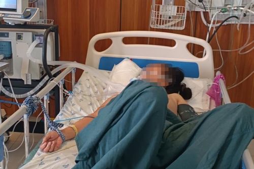 Bé gái 2 tuổi tử vong, 3 người hôn mê trong phòng kín