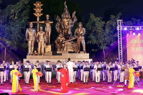 Đoàn Nghi lễ CAND biểu diễn chương trình mừng Đảng, mừng Xuân tại phố đi bộ
