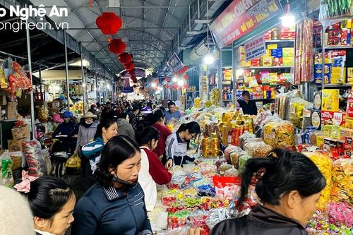 Tranh thủ cuối tuần, người dân thành Vinh nhộn nhịp sắm Tết