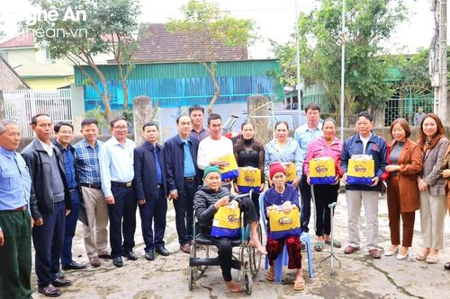 Ban Tuyên giáo Tỉnh ủy làm đường cờ Tổ quốc trao tặng xóm Hưng Thịnh, xã Hưng Tây (Hưng Nguyên)