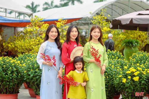 Giới trẻ Hà Tĩnh 'bắt trend' chụp ảnh áo dài đón tết