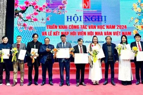 Nhìn lại văn chương 2023: Tôn vinh cống hiến của người trẻ