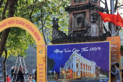 Thủ đô Hà Nội trang hoàng rực rỡ cờ hoa đón chào Năm mới