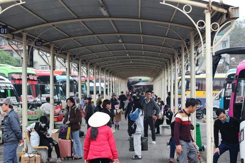 Hà Nội: Người dân lỉnh kỉnh đồ đạc ra bến xe về quê ăn Tết sớm