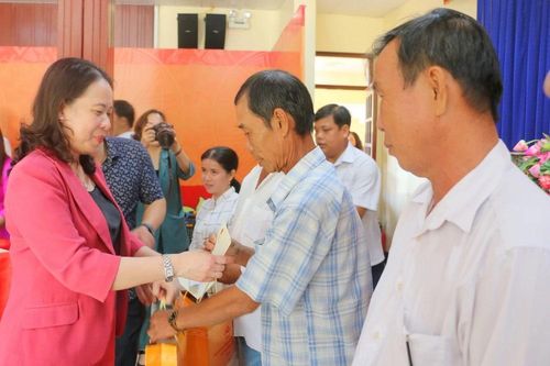 An Giang: Phó Chủ tịch nước tặng quà Tết cho gia đình chính sách, hộ nghèo