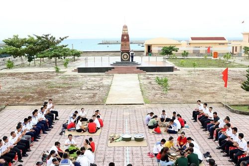 Quân dân ở Trường Sa thi gói bánh chưng đón Tết