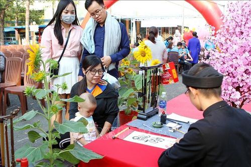 Hơn 21.000 gia đình công nhân được vui Tết miễn phí tại Công viên Văn hóa Đầm Sen