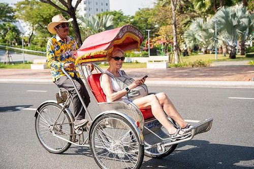 Đà Nẵng đổi mới trang phục đội xích lô du lịch
