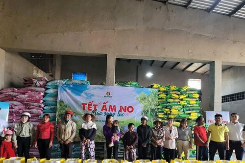 Phân bón Cà Mau mang Tết sung túc đến nhà nông nghèo