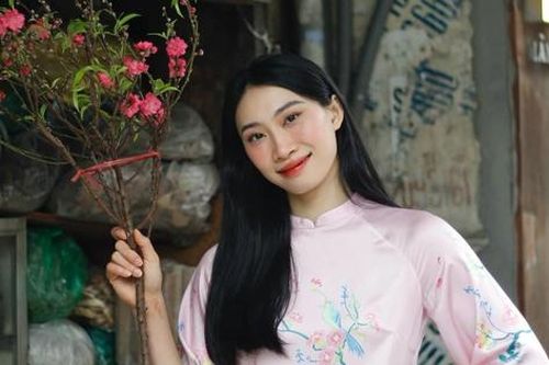 Nữ vận động viên bóng chuyền duyên dáng áo dài đón Tết