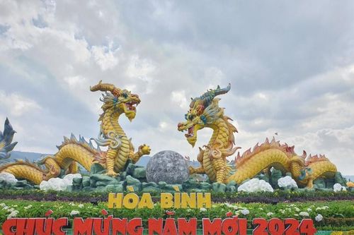 Quảng trường Hòa Bình rực rỡ sắc hoa mừng Đảng, mừng Xuân
