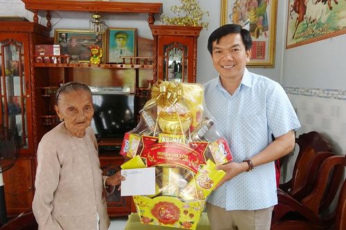 Chủ tịch UBND huyện Tri Tôn chúc Tết gia đình chính sách