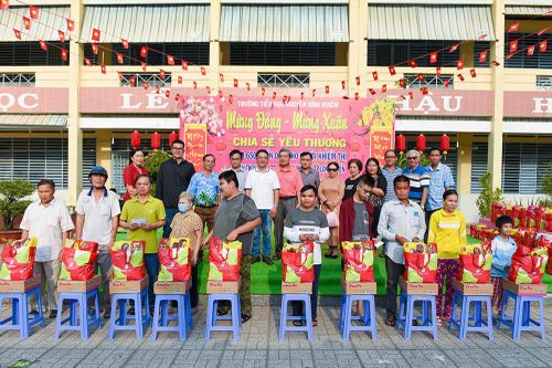Trao 650 phần quà 'Tương thân tương ái' cho người khiếm thị khó khăn vui Xuân Giáp Thìn 2024