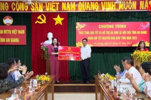 Phó Chủ tịch nước Cộng hòa Xã hội Chủ nghĩa Việt Nam Võ Thị Ánh Xuân trao quà hỗ trợ an sinh xã hội tại An Giang