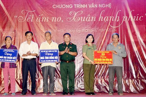 Đảng ủy Khối Cơ quan và Doanh nghiệp tỉnh An Giang tổ chức đêm văn nghệ và trao 22 căn nhà tại huyện An Phú