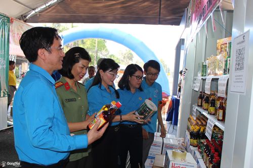 Gần 30 gian hàng ưu đãi phục vụ công nhân mua sắm Tết