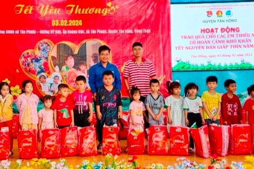 Tặng 200 phần quà tết cho học sinh có hoàn cảnh khó khăn từ Chương trình 'Tết yêu thương'