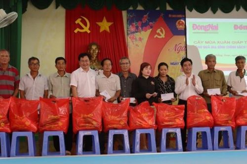 Báo Đồng Nai trao tặng 100 phần quà cho gia đình chính sách, hộ nghèo ở huyện Lấp Vò