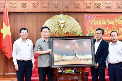 Vững bước đi lên dưới ngọn cờ của Đảng