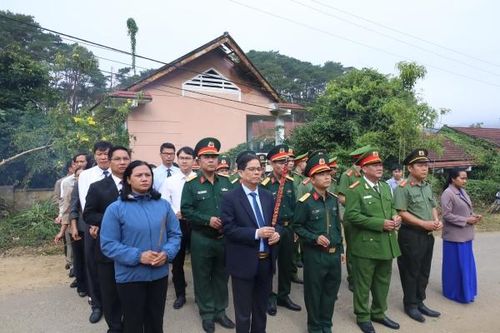 Chủ tịch UBND tỉnh Nguyễn Tấn Tuân dự lễ kỷ niệm Ngày thành lập Đảng và tặng quà người dân huyện Khánh Sơn