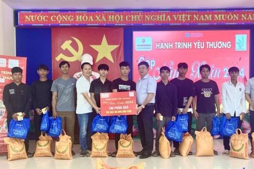 Báo Khánh Hòa và các đơn vị trao 100 suất quà Tết tại xã Suối Cát, huyện Cam Lâm