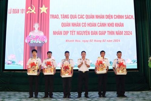 Lữ đoàn 101 trao quà Tết cho các quân nhân, học sinh có hoàn cảnh khó khăn