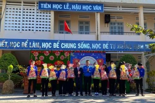Trường THPT Tô Văn Ơn tổ chức chương trình văn nghệ 'Mừng Đảng - Mừng Xuân'