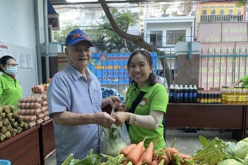 Trao 150 suất quà Tết cho bà con khó khăn phường Vạn Thắng