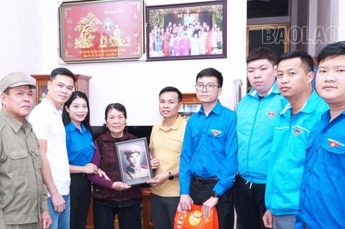 Trao tặng ảnh phục dựng chân dung liệt sĩ