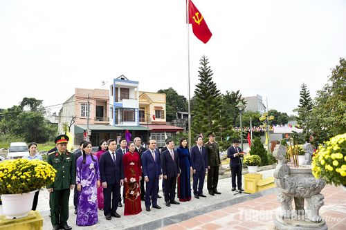 Các đồng chí lãnh đạo tỉnh dâng hương tại di tích Chi bộ Mỏ Than
