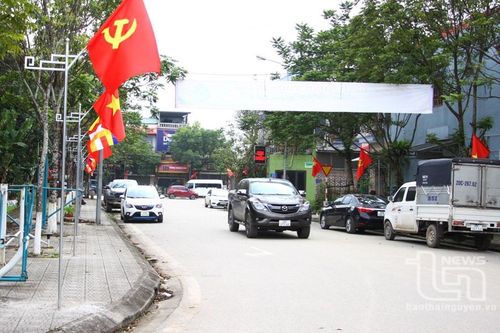Khánh thành 'Tuyến đường cờ Đảng, cờ Tổ quốc' tại phường Chùa Hang