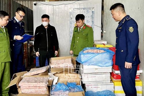 Tiêu hủy trên 500kg chân gà rút xương nhập lậu