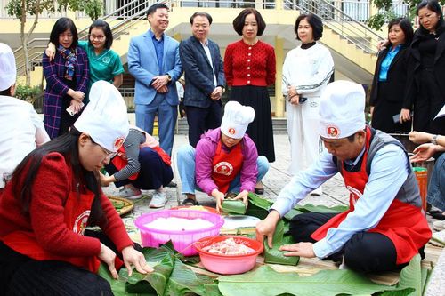 Tổ chức Hội thi gói bánh chưng, kéo co