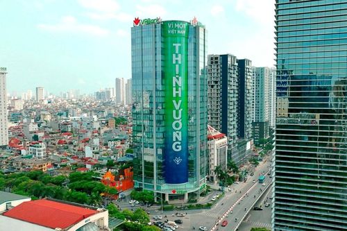 Ngân hàng VPBank (VPB): Lãi ròng năm 2023 giảm 48%, FE Credit thoát lỗ