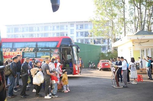 Công ty Nhôm Đắk Nông hỗ trợ xe đưa người lao động về quê đón Tết