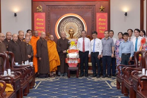 Hòa thượng Thích Lệ Trang dẫn đầu phái đoàn Ban Trị sự thăm Thành ủy TP.HCM