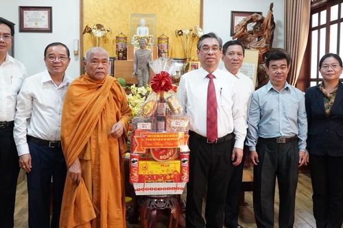 Lãnh đạo TP.HCM thăm, chúc Tết Hòa thượng Thích Giác Toàn